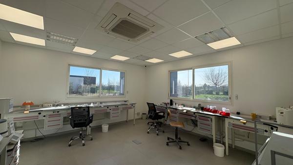 À VENDRE 462 m2 avec possibilité d'extension - Bâtiment mixte bureaux / laboratoire / atelier- ZAC des Guettes