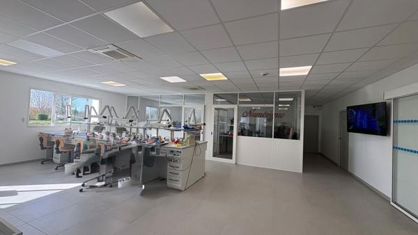 À VENDRE 462 m2 avec possibilité d'extension - Bâtiment mixte bureaux / laboratoire / atelier- ZAC des Guettes