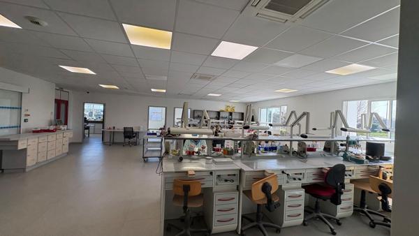 À VENDRE 462 m2 avec possibilité d'extension - Bâtiment mixte bureaux / laboratoire / atelier- ZAC des Guettes