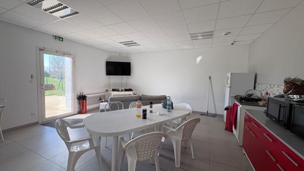À VENDRE 462 m2 avec possibilité d'extension - Bâtiment mixte bureaux / laboratoire / atelier- ZAC des Guettes