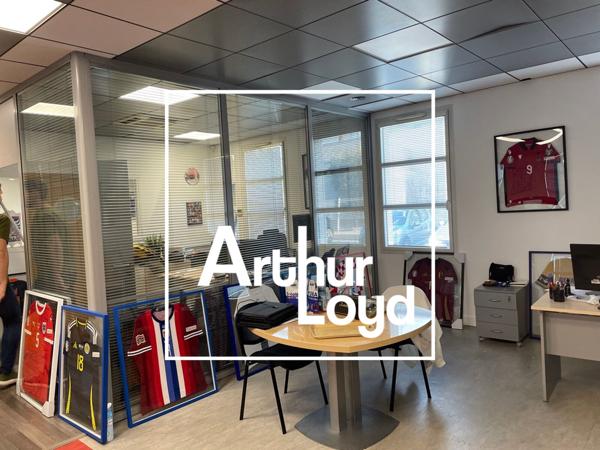 Immeuble indépendant à louer à Mauguio bureaux rénovés de 920 m² avec terrasse