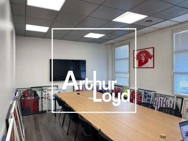 Immeuble indépendant à louer à Mauguio bureaux rénovés de 920 m² avec terrasse