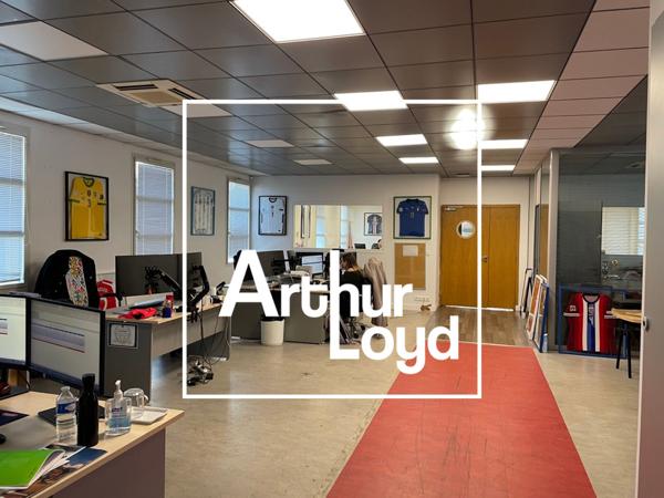 Immeuble indépendant à louer à Mauguio bureaux rénovés de 920 m² avec terrasse