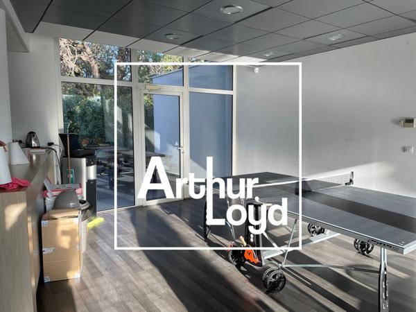 Immeuble indépendant à louer à Mauguio bureaux rénovés de 920 m² avec terrasse