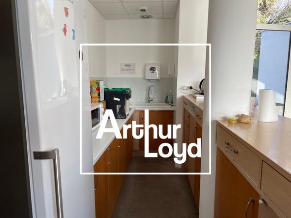 Immeuble indépendant à louer à Mauguio bureaux rénovés de 920 m² avec terrasse