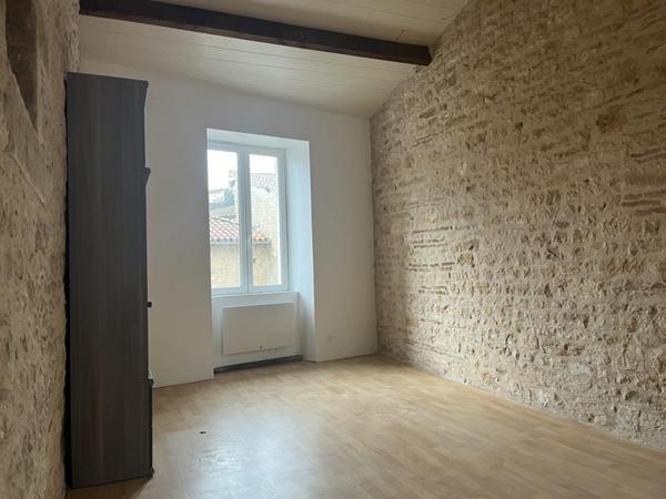 Maison à louer |  Nanteuil-en-Vallée |  2 pièces | 84 m²