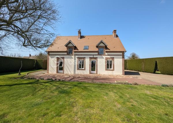 À Vendre – Propriété de 1,7 Hectare aux Portes du Perche

SITUATION 
À seulement quelques minutes de la gare de L’Aigle, offrant une liaison directe avec Paris en 1h30, cette propriété bénéficie d’un emplacement privilégié. Elle se situe à proximité immédiate d’un bourg dynamique avec commerces (boulangerie, épicerie, tabac, restaurant) et aux abords de la forêt domaniale de l’Étoile du Perche, dans un environnement naturel préservé.

LA MAISON D'HABITATION
Maison traditionnelle, soignée et parfaitement entretenue, d’une surface habitable d’environ 110 m², comprenant :
Une pièce de vie chaleureuse avec salon / salle à manger, équipée d’un insert fonctionnel
Une cuisine aménagée et entièrement équipée
Trois chambres spacieuses et lumineuses
Une salle de bain
Deux WC indépendants

DEPENDANCES
Double garage offrant stationnement et espace de stockage sécurisé
Bûcher
Atelier
Plusieurs abris adaptés à l’accueil d’animaux (chevaux, moutons, etc.)

EXTERIEURS
Terrain de 1,7 hectare entièrement clos, idéal pour les amoureux de nature ou un projet agricole
Plus d’un hectare de pâture, parfaitement adapté à l’élevage
Mare naturelle, apportant charme et biodiversité
Environnement verdoyant avec arbres fruitiers et massifs fleuris