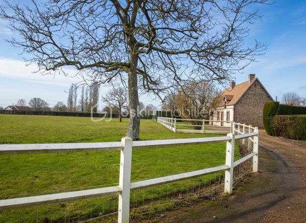 À Vendre – Propriété de 1,7 Hectare aux Portes du Perche

SITUATION 
À seulement quelques minutes de la gare de L’Aigle, offrant une liaison directe avec Paris en 1h30, cette propriété bénéficie d’un emplacement privilégié. Elle se situe à proximité immédiate d’un bourg dynamique avec commerces (boulangerie, épicerie, tabac, restaurant) et aux abords de la forêt domaniale de l’Étoile du Perche, dans un environnement naturel préservé.

LA MAISON D'HABITATION
Maison traditionnelle, soignée et parfaitement entretenue, d’une surface habitable d’environ 110 m², comprenant :
Une pièce de vie chaleureuse avec salon / salle à manger, équipée d’un insert fonctionnel
Une cuisine aménagée et entièrement équipée
Trois chambres spacieuses et lumineuses
Une salle de bain
Deux WC indépendants

DEPENDANCES
Double garage offrant stationnement et espace de stockage sécurisé
Bûcher
Atelier
Plusieurs abris adaptés à l’accueil d’animaux (chevaux, moutons, etc.)

EXTERIEURS
Terrain de 1,7 hectare entièrement clos, idéal pour les amoureux de nature ou un projet agricole
Plus d’un hectare de pâture, parfaitement adapté à l’élevage
Mare naturelle, apportant charme et biodiversité
Environnement verdoyant avec arbres fruitiers et massifs fleuris