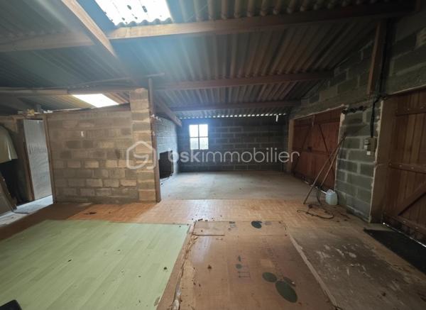 À Vendre – Propriété de 1,7 Hectare aux Portes du Perche

SITUATION 
À seulement quelques minutes de la gare de L’Aigle, offrant une liaison directe avec Paris en 1h30, cette propriété bénéficie d’un emplacement privilégié. Elle se situe à proximité immédiate d’un bourg dynamique avec commerces (boulangerie, épicerie, tabac, restaurant) et aux abords de la forêt domaniale de l’Étoile du Perche, dans un environnement naturel préservé.

LA MAISON D'HABITATION
Maison traditionnelle, soignée et parfaitement entretenue, d’une surface habitable d’environ 110 m², comprenant :
Une pièce de vie chaleureuse avec salon / salle à manger, équipée d’un insert fonctionnel
Une cuisine aménagée et entièrement équipée
Trois chambres spacieuses et lumineuses
Une salle de bain
Deux WC indépendants

DEPENDANCES
Double garage offrant stationnement et espace de stockage sécurisé
Bûcher
Atelier
Plusieurs abris adaptés à l’accueil d’animaux (chevaux, moutons, etc.)

EXTERIEURS
Terrain de 1,7 hectare entièrement clos, idéal pour les amoureux de nature ou un projet agricole
Plus d’un hectare de pâture, parfaitement adapté à l’élevage
Mare naturelle, apportant charme et biodiversité
Environnement verdoyant avec arbres fruitiers et massifs fleuris