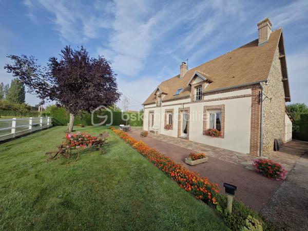 À Vendre – Propriété de 1,7 Hectare aux Portes du Perche

SITUATION 
À seulement quelques minutes de la gare de L’Aigle, offrant une liaison directe avec Paris en 1h30, cette propriété bénéficie d’un emplacement privilégié. Elle se situe à proximité immédiate d’un bourg dynamique avec commerces (boulangerie, épicerie, tabac, restaurant) et aux abords de la forêt domaniale de l’Étoile du Perche, dans un environnement naturel préservé.

LA MAISON D'HABITATION
Maison traditionnelle, soignée et parfaitement entretenue, d’une surface habitable d’environ 110 m², comprenant :
Une pièce de vie chaleureuse avec salon / salle à manger, équipée d’un insert fonctionnel
Une cuisine aménagée et entièrement équipée
Trois chambres spacieuses et lumineuses
Une salle de bain
Deux WC indépendants

DEPENDANCES
Double garage offrant stationnement et espace de stockage sécurisé
Bûcher
Atelier
Plusieurs abris adaptés à l’accueil d’animaux (chevaux, moutons, etc.)

EXTERIEURS
Terrain de 1,7 hectare entièrement clos, idéal pour les amoureux de nature ou un projet agricole
Plus d’un hectare de pâture, parfaitement adapté à l’élevage
Mare naturelle, apportant charme et biodiversité
Environnement verdoyant avec arbres fruitiers et massifs fleuris