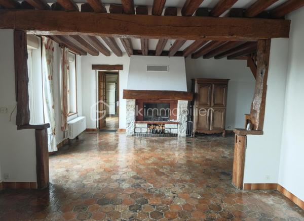 À Vendre – Propriété de 1,7 Hectare aux Portes du Perche

SITUATION 
À seulement quelques minutes de la gare de L’Aigle, offrant une liaison directe avec Paris en 1h30, cette propriété bénéficie d’un emplacement privilégié. Elle se situe à proximité immédiate d’un bourg dynamique avec commerces (boulangerie, épicerie, tabac, restaurant) et aux abords de la forêt domaniale de l’Étoile du Perche, dans un environnement naturel préservé.

LA MAISON D'HABITATION
Maison traditionnelle, soignée et parfaitement entretenue, d’une surface habitable d’environ 110 m², comprenant :
Une pièce de vie chaleureuse avec salon / salle à manger, équipée d’un insert fonctionnel
Une cuisine aménagée et entièrement équipée
Trois chambres spacieuses et lumineuses
Une salle de bain
Deux WC indépendants

DEPENDANCES
Double garage offrant stationnement et espace de stockage sécurisé
Bûcher
Atelier
Plusieurs abris adaptés à l’accueil d’animaux (chevaux, moutons, etc.)

EXTERIEURS
Terrain de 1,7 hectare entièrement clos, idéal pour les amoureux de nature ou un projet agricole
Plus d’un hectare de pâture, parfaitement adapté à l’élevage
Mare naturelle, apportant charme et biodiversité
Environnement verdoyant avec arbres fruitiers et massifs fleuris
