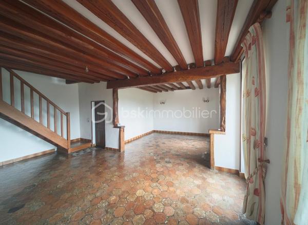À Vendre – Propriété de 1,7 Hectare aux Portes du Perche

SITUATION 
À seulement quelques minutes de la gare de L’Aigle, offrant une liaison directe avec Paris en 1h30, cette propriété bénéficie d’un emplacement privilégié. Elle se situe à proximité immédiate d’un bourg dynamique avec commerces (boulangerie, épicerie, tabac, restaurant) et aux abords de la forêt domaniale de l’Étoile du Perche, dans un environnement naturel préservé.

LA MAISON D'HABITATION
Maison traditionnelle, soignée et parfaitement entretenue, d’une surface habitable d’environ 110 m², comprenant :
Une pièce de vie chaleureuse avec salon / salle à manger, équipée d’un insert fonctionnel
Une cuisine aménagée et entièrement équipée
Trois chambres spacieuses et lumineuses
Une salle de bain
Deux WC indépendants

DEPENDANCES
Double garage offrant stationnement et espace de stockage sécurisé
Bûcher
Atelier
Plusieurs abris adaptés à l’accueil d’animaux (chevaux, moutons, etc.)

EXTERIEURS
Terrain de 1,7 hectare entièrement clos, idéal pour les amoureux de nature ou un projet agricole
Plus d’un hectare de pâture, parfaitement adapté à l’élevage
Mare naturelle, apportant charme et biodiversité
Environnement verdoyant avec arbres fruitiers et massifs fleuris