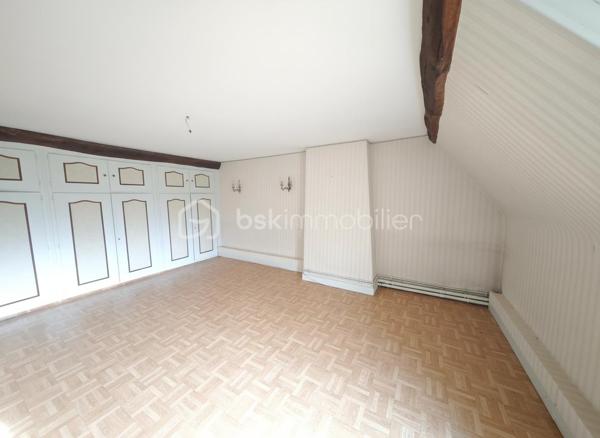 À Vendre – Propriété de 1,7 Hectare aux Portes du Perche

SITUATION 
À seulement quelques minutes de la gare de L’Aigle, offrant une liaison directe avec Paris en 1h30, cette propriété bénéficie d’un emplacement privilégié. Elle se situe à proximité immédiate d’un bourg dynamique avec commerces (boulangerie, épicerie, tabac, restaurant) et aux abords de la forêt domaniale de l’Étoile du Perche, dans un environnement naturel préservé.

LA MAISON D'HABITATION
Maison traditionnelle, soignée et parfaitement entretenue, d’une surface habitable d’environ 110 m², comprenant :
Une pièce de vie chaleureuse avec salon / salle à manger, équipée d’un insert fonctionnel
Une cuisine aménagée et entièrement équipée
Trois chambres spacieuses et lumineuses
Une salle de bain
Deux WC indépendants

DEPENDANCES
Double garage offrant stationnement et espace de stockage sécurisé
Bûcher
Atelier
Plusieurs abris adaptés à l’accueil d’animaux (chevaux, moutons, etc.)

EXTERIEURS
Terrain de 1,7 hectare entièrement clos, idéal pour les amoureux de nature ou un projet agricole
Plus d’un hectare de pâture, parfaitement adapté à l’élevage
Mare naturelle, apportant charme et biodiversité
Environnement verdoyant avec arbres fruitiers et massifs fleuris