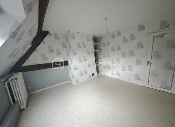 À Vendre – Propriété de 1,7 Hectare aux Portes du Perche

SITUATION 
À seulement quelques minutes de la gare de L’Aigle, offrant une liaison directe avec Paris en 1h30, cette propriété bénéficie d’un emplacement privilégié. Elle se situe à proximité immédiate d’un bourg dynamique avec commerces (boulangerie, épicerie, tabac, restaurant) et aux abords de la forêt domaniale de l’Étoile du Perche, dans un environnement naturel préservé.

LA MAISON D'HABITATION
Maison traditionnelle, soignée et parfaitement entretenue, d’une surface habitable d’environ 110 m², comprenant :
Une pièce de vie chaleureuse avec salon / salle à manger, équipée d’un insert fonctionnel
Une cuisine aménagée et entièrement équipée
Trois chambres spacieuses et lumineuses
Une salle de bain
Deux WC indépendants

DEPENDANCES
Double garage offrant stationnement et espace de stockage sécurisé
Bûcher
Atelier
Plusieurs abris adaptés à l’accueil d’animaux (chevaux, moutons, etc.)

EXTERIEURS
Terrain de 1,7 hectare entièrement clos, idéal pour les amoureux de nature ou un projet agricole
Plus d’un hectare de pâture, parfaitement adapté à l’élevage
Mare naturelle, apportant charme et biodiversité
Environnement verdoyant avec arbres fruitiers et massifs fleuris