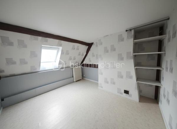 À Vendre – Propriété de 1,7 Hectare aux Portes du Perche

SITUATION 
À seulement quelques minutes de la gare de L’Aigle, offrant une liaison directe avec Paris en 1h30, cette propriété bénéficie d’un emplacement privilégié. Elle se situe à proximité immédiate d’un bourg dynamique avec commerces (boulangerie, épicerie, tabac, restaurant) et aux abords de la forêt domaniale de l’Étoile du Perche, dans un environnement naturel préservé.

LA MAISON D'HABITATION
Maison traditionnelle, soignée et parfaitement entretenue, d’une surface habitable d’environ 110 m², comprenant :
Une pièce de vie chaleureuse avec salon / salle à manger, équipée d’un insert fonctionnel
Une cuisine aménagée et entièrement équipée
Trois chambres spacieuses et lumineuses
Une salle de bain
Deux WC indépendants

DEPENDANCES
Double garage offrant stationnement et espace de stockage sécurisé
Bûcher
Atelier
Plusieurs abris adaptés à l’accueil d’animaux (chevaux, moutons, etc.)

EXTERIEURS
Terrain de 1,7 hectare entièrement clos, idéal pour les amoureux de nature ou un projet agricole
Plus d’un hectare de pâture, parfaitement adapté à l’élevage
Mare naturelle, apportant charme et biodiversité
Environnement verdoyant avec arbres fruitiers et massifs fleuris