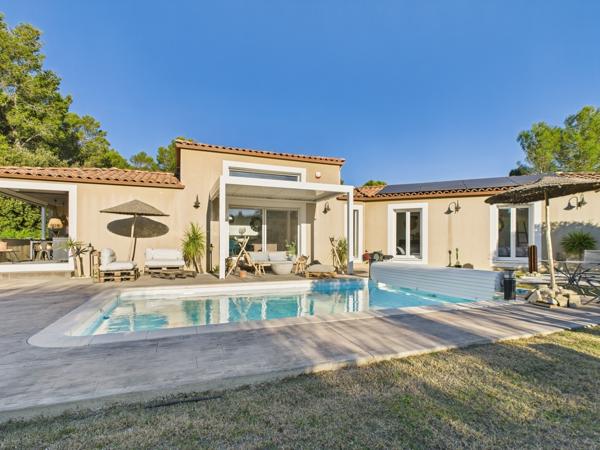 propriété contemporaine et son terrain paysagé