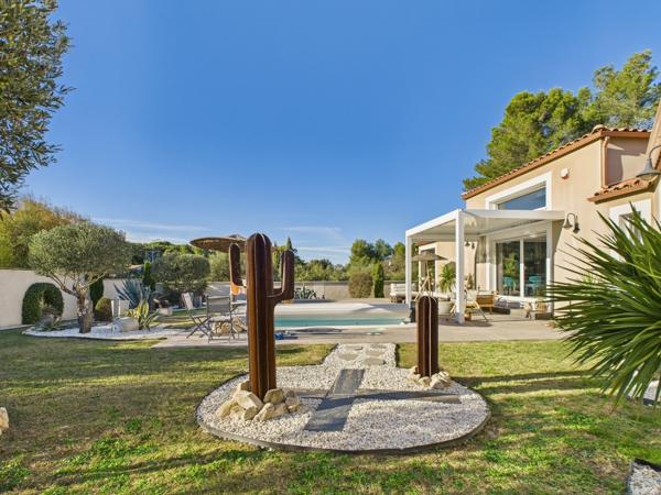 propriété contemporaine et son terrain paysagé