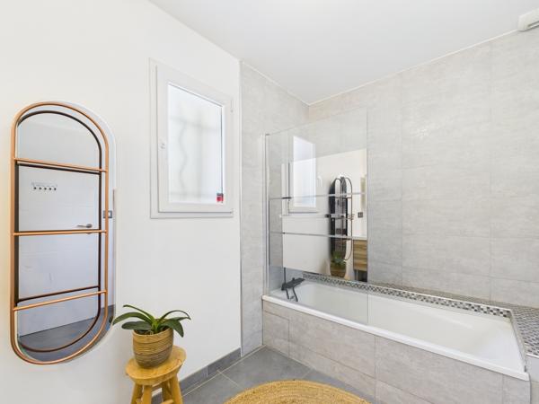 propriété contemporaine et son terrain paysagé