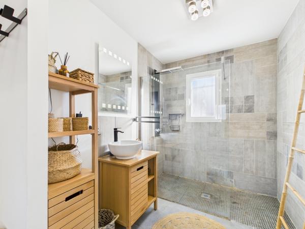 propriété contemporaine et son terrain paysagé