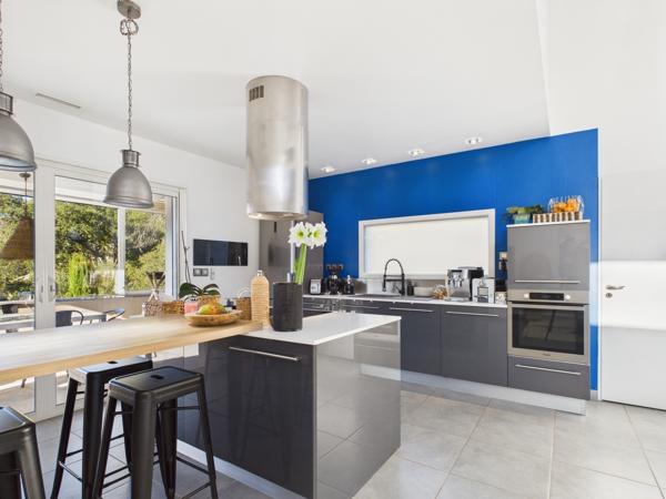 propriété contemporaine et son terrain paysagé