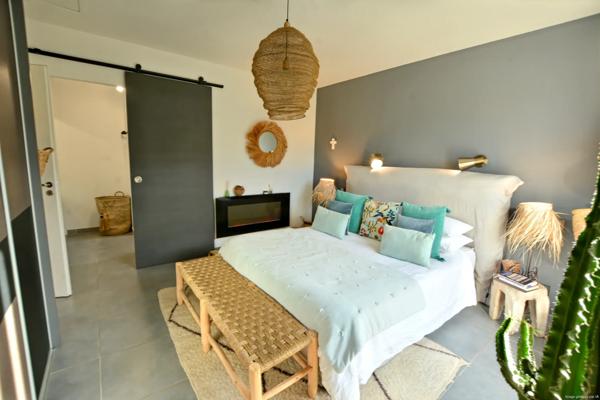 propriété contemporaine et son terrain paysagé