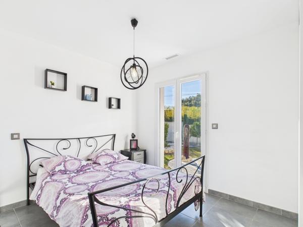 propriété contemporaine et son terrain paysagé