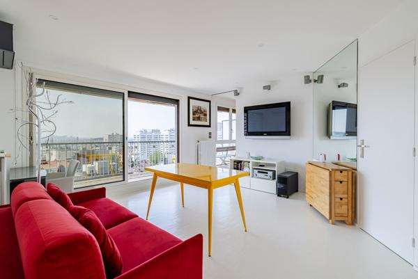 PARIS 20e – DERNIER ÉTAGE – VUE PANORAMIQUE SUR PARIS – BALCON 13 M² – PARKING