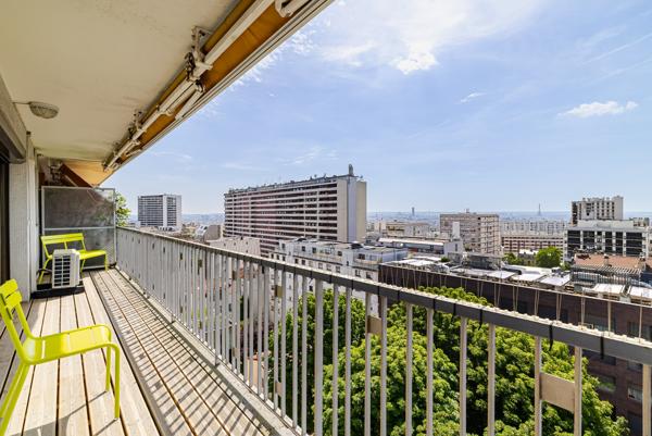 PARIS 20e – DERNIER ÉTAGE – VUE PANORAMIQUE SUR PARIS – BALCON 13 M² – PARKING