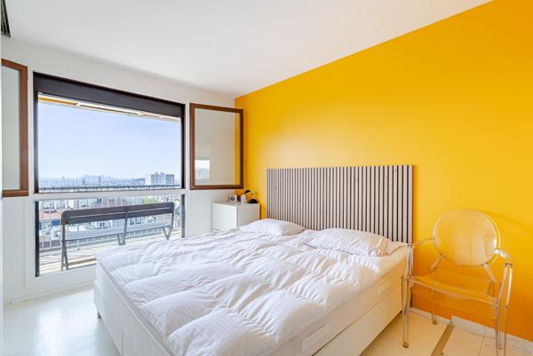 PARIS 20e – DERNIER ÉTAGE – VUE PANORAMIQUE SUR PARIS – BALCON 13 M² – PARKING