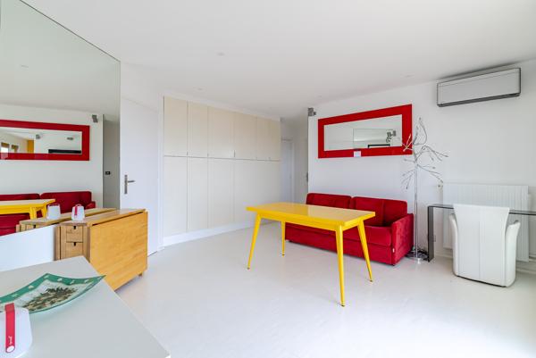 PARIS 20e – DERNIER ÉTAGE – VUE PANORAMIQUE SUR PARIS – BALCON 13 M² – PARKING