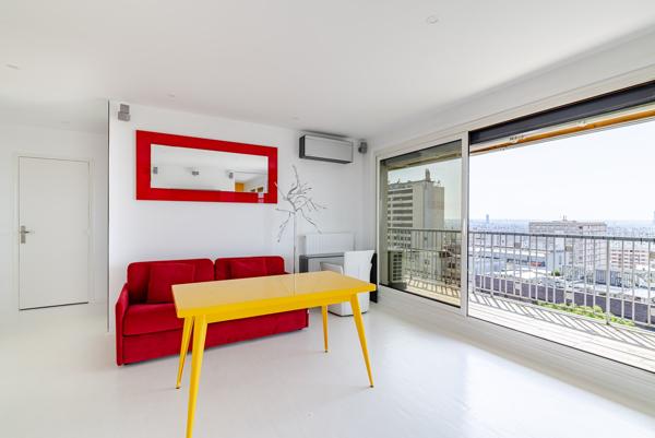 PARIS 20e – DERNIER ÉTAGE – VUE PANORAMIQUE SUR PARIS – BALCON 13 M² – PARKING