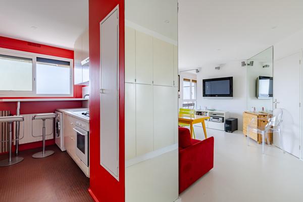 PARIS 20e – DERNIER ÉTAGE – VUE PANORAMIQUE SUR PARIS – BALCON 13 M² – PARKING