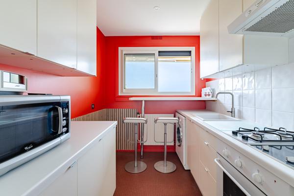 PARIS 20e – DERNIER ÉTAGE – VUE PANORAMIQUE SUR PARIS – BALCON 13 M² – PARKING