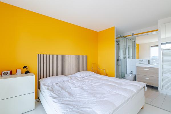 PARIS 20e – DERNIER ÉTAGE – VUE PANORAMIQUE SUR PARIS – BALCON 13 M² – PARKING