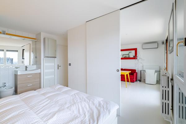 PARIS 20e – DERNIER ÉTAGE – VUE PANORAMIQUE SUR PARIS – BALCON 13 M² – PARKING