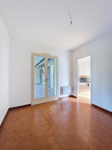 Villa T4 de 102m2 sur 1907de terrain avec 2 garages.