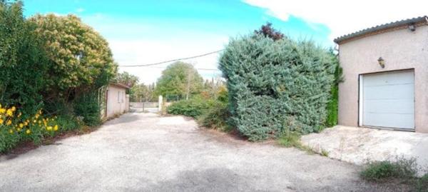 Villa T4 de 102m2 sur 1907de terrain avec 2 garages.