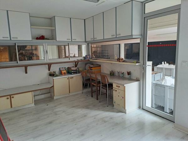 A LOUER BUREAUX AVEC SHOW ROOM SUR CENTRE VILLE DE LENCLOITRE (86) PROCHE GRANDS AXES