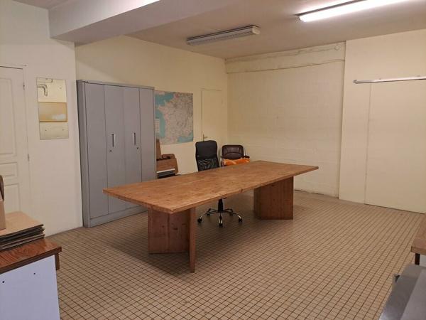 A LOUER BUREAUX AVEC SHOW ROOM SUR CENTRE VILLE DE LENCLOITRE (86) PROCHE GRANDS AXES