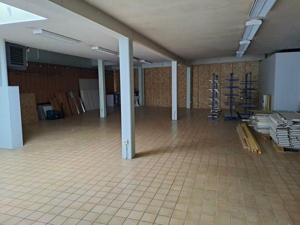 A LOUER BUREAUX AVEC SHOW ROOM SUR CENTRE VILLE DE LENCLOITRE (86) PROCHE GRANDS AXES