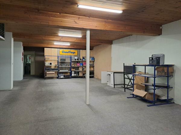 A LOUER BUREAUX AVEC SHOW ROOM SUR CENTRE VILLE DE LENCLOITRE (86) PROCHE GRANDS AXES