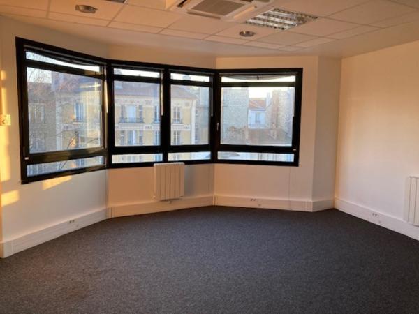 Bureaux à louer à Boulogne-Billancourt, emplacement proche métro et lumineux