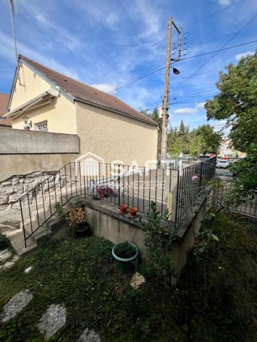 Très belle maison bourgeoise à rénover dans l'amande....