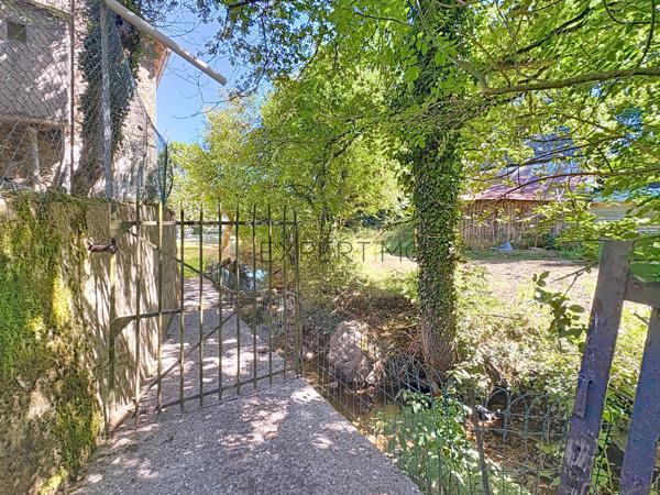 Ségur (12290) Aveyron, Ségur. Maison de caractère 4 chambres sur un beau terrain arboré de 3000m2.