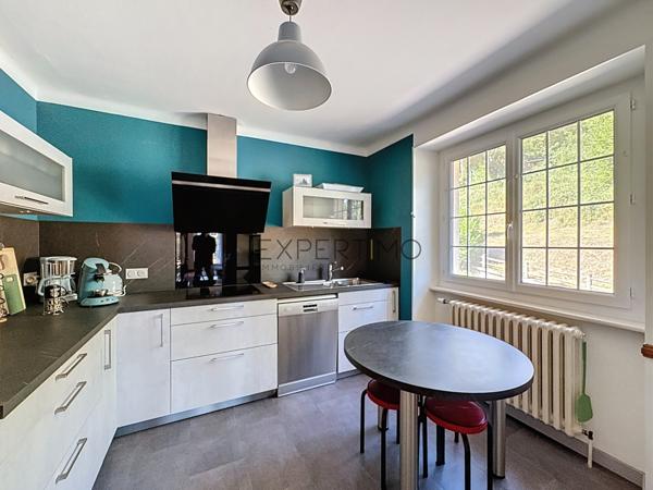 Ségur (12290) Aveyron, Ségur. Maison de caractère 4 chambres sur un beau terrain arboré de 3000m2.