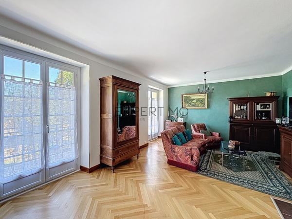 Ségur (12290) Aveyron, Ségur. Maison de caractère 4 chambres sur un beau terrain arboré de 3000m2.