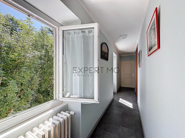 Ségur (12290) Aveyron, Ségur. Maison de caractère 4 chambres sur un beau terrain arboré de 3000m2.