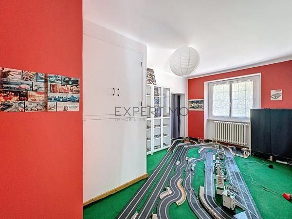 Ségur (12290) Aveyron, Ségur. Maison de caractère 4 chambres sur un beau terrain arboré de 3000m2.