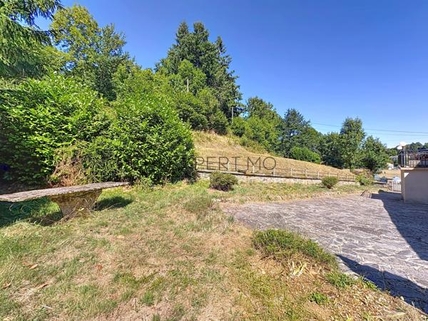 Ségur (12290) Aveyron, Ségur. Maison de caractère 4 chambres sur un beau terrain arboré de 3000m2.