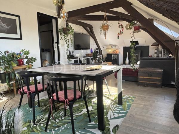 Venez découvrir cet appartement situé à Ronchin, dans le quartier Mairie de Ronchin, au 2ème et dernier étage sans ascenseur.

Cet appartement développe 59 m² habitables et offre une surface utile de 82 m². Il se compose d’une agréable pièce de vie salon / salle à manger lumineuse de 27 m² habitables (38 m² de surface utile), d’une chambre, d’un dressing, d’une cuisine ainsi que d’une salle de douche.
Vous bénéficierez également de plusieurs espaces de rangement.

Côté confort, le bien dispose de chauffage électrique ( inertie ) complété par un poêle à granulés, ainsi que d’une climatisation réversible.

Aucun travaux n’est à prévoir, vous pouvez poser vos meubles immédiatement.

N’hésitez pas à me contacter pour plus de renseignements.